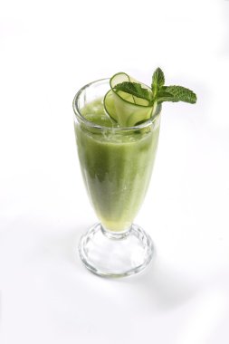 Beyaz arka planda naneli salatalık kokteyli