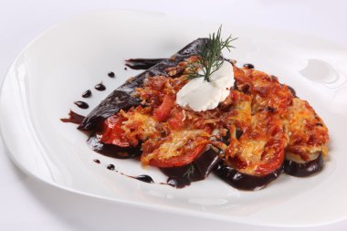 Tavada domatesli fırında patlıcan