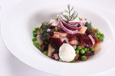 Tabağında peynir olan sebze venegret.