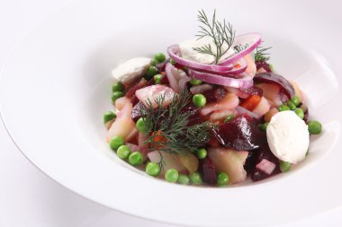 Tabağında peynir olan sebze venegret.