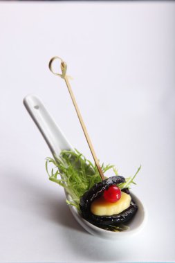 Beyaz arka planda açık büfe için kuru erikli aperatif.