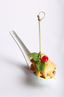 Beyaz arka planda açık büfe için küçük aperatif