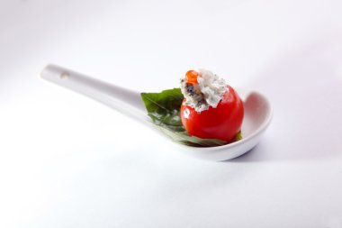 Beyaz arka planda açık büfe için kiraz domatesli aperatif.