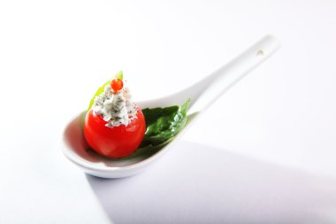 Beyaz arka planda açık büfe için kiraz domatesli aperatif.