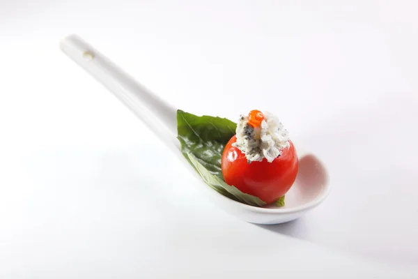 Przystawka Pomidorami Wiśniowymi Bufetu Białym Tle — Zdjęcie stockowe