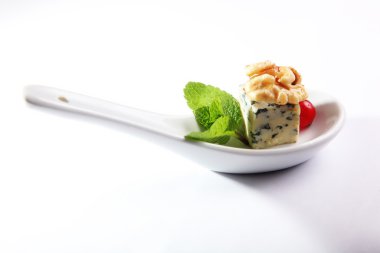 meze peynir ve ceviz beyaz arka plan üzerine açık büfe için