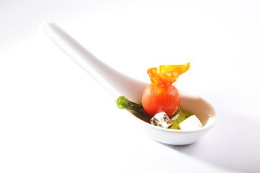 Beyaz arka planda açık büfe için kiraz domatesli aperatif.