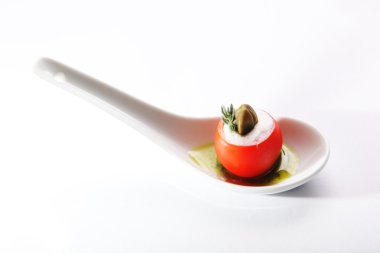 Kiraz domatesli aperatif ve beyaz arka planda peynir büfesi