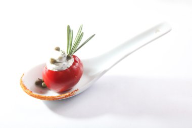 Kiraz domatesli aperatif ve beyaz arka planda peynir büfesi