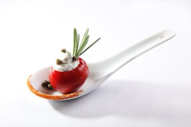 Kiraz domatesli aperatif ve beyaz arka planda peynir büfesi