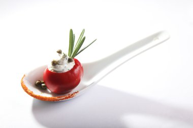 Kiraz domatesli aperatif ve beyaz arka planda peynir büfesi