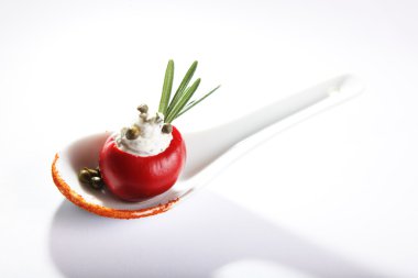 Kiraz domatesli aperatif ve beyaz arka planda peynir büfesi