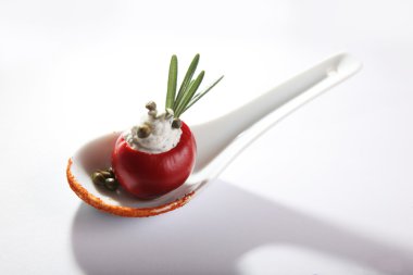 Kiraz domatesli aperatif ve beyaz arka planda peynir büfesi