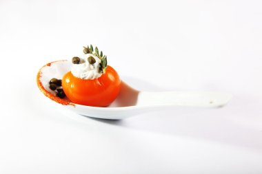 Kiraz domatesli aperatif ve beyaz arka planda peynir büfesi