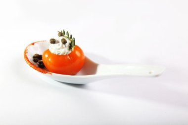 Kiraz domatesli aperatif ve beyaz arka planda peynir büfesi