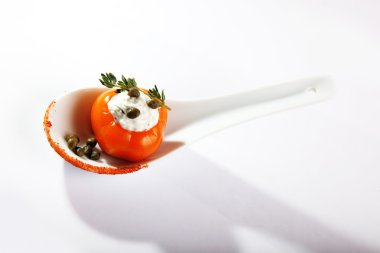 Kiraz domatesli aperatif ve beyaz arka planda peynir büfesi