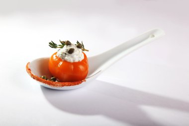 Kiraz domatesli aperatif ve beyaz arka planda peynir büfesi