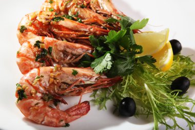 Yeşil salatalı ve zeytinli kızarmış Kral karidesleri