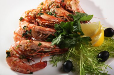 Yeşil salatalı ve zeytinli kızarmış Kral karidesleri