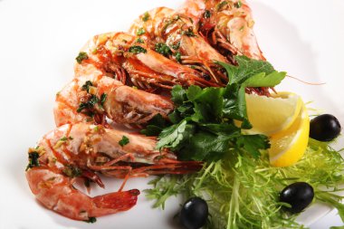 Yeşil salatalı ve zeytinli kızarmış Kral karidesleri