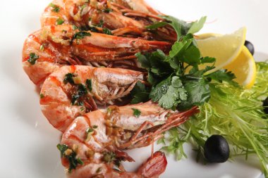 Yeşil salatalı ve zeytinli kızarmış Kral karidesleri