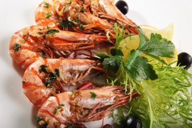 Yeşil salatalı ve zeytinli kızarmış Kral karidesleri