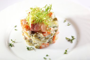 Domuz pastırmalı Rus salatası.