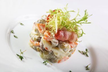 Domuz pastırmalı Rus salatası.