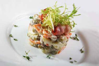 Domuz pastırmalı Rus salatası.