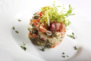 Domuz pastırmalı Rus salatası.