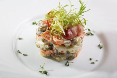 Domuz pastırmalı Rus salatası.