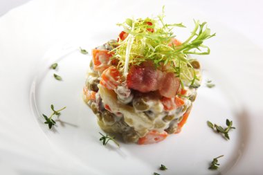 Domuz pastırmalı Rus salatası.