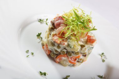 Domuz pastırmalı Rus salatası.