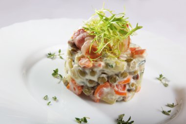 Domuz pastırmalı Rus salatası.