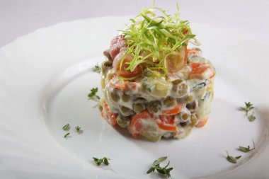 Domuz pastırmalı Rus salatası.