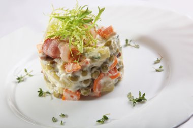 Domuz pastırmalı Rus salatası.