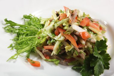 Et salatası ve yeşiller tabakta.
