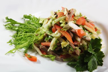 Et salatası ve yeşiller tabakta.