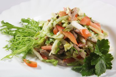 Et salatası ve yeşiller tabakta.