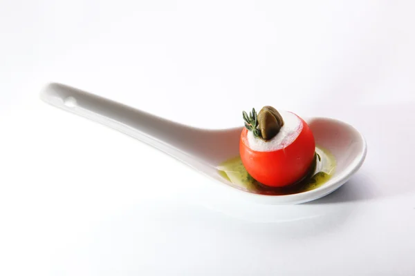 开胃菜 带有樱桃西红柿和奶酪自助餐 白色背景 — 图库照片