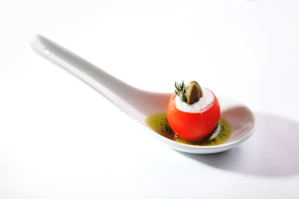 Przystawka Pomidorami Wiśniowymi Bufetem Serowym Białym Tle — Zdjęcie stockowe