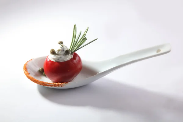 Aperitivo Com Tomate Cereja Buffet Queijo Fundo Branco — Fotografia de Stock