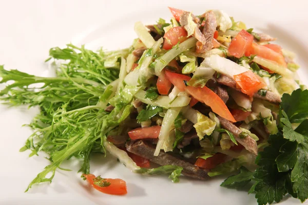 Salat Mit Gemüse Und Rindfleisch Auf Teller — Stockfoto