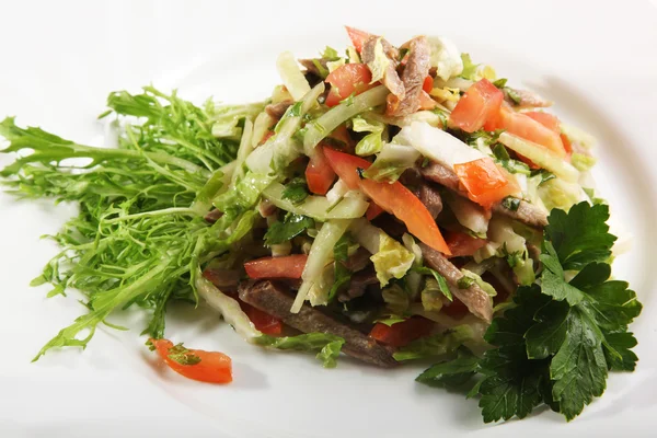 Sebzeli salata ve tabakta biftek.