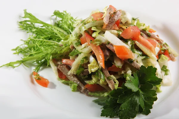 Salat Mit Gemüse Und Rindfleisch Auf Teller — Stockfoto