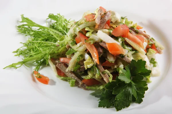 Salat Mit Gemüse Und Rindfleisch Auf Teller — Stockfoto