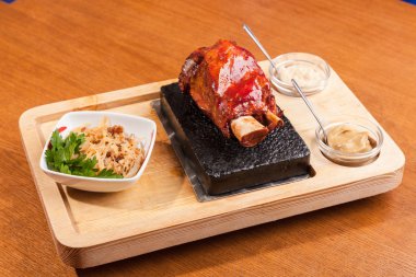 Lahana turşulu domuz budu ve ahşap masada yabanturpu.