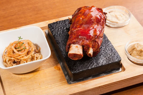 Nudillo Cerdo Con Chucrut Rábano Picante Sobre Mesa Madera —  Fotos de Stock