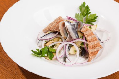 Patatesli salata ve soğanlı makarna.