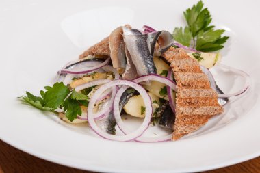 Patatesli salata ve soğanlı makarna.